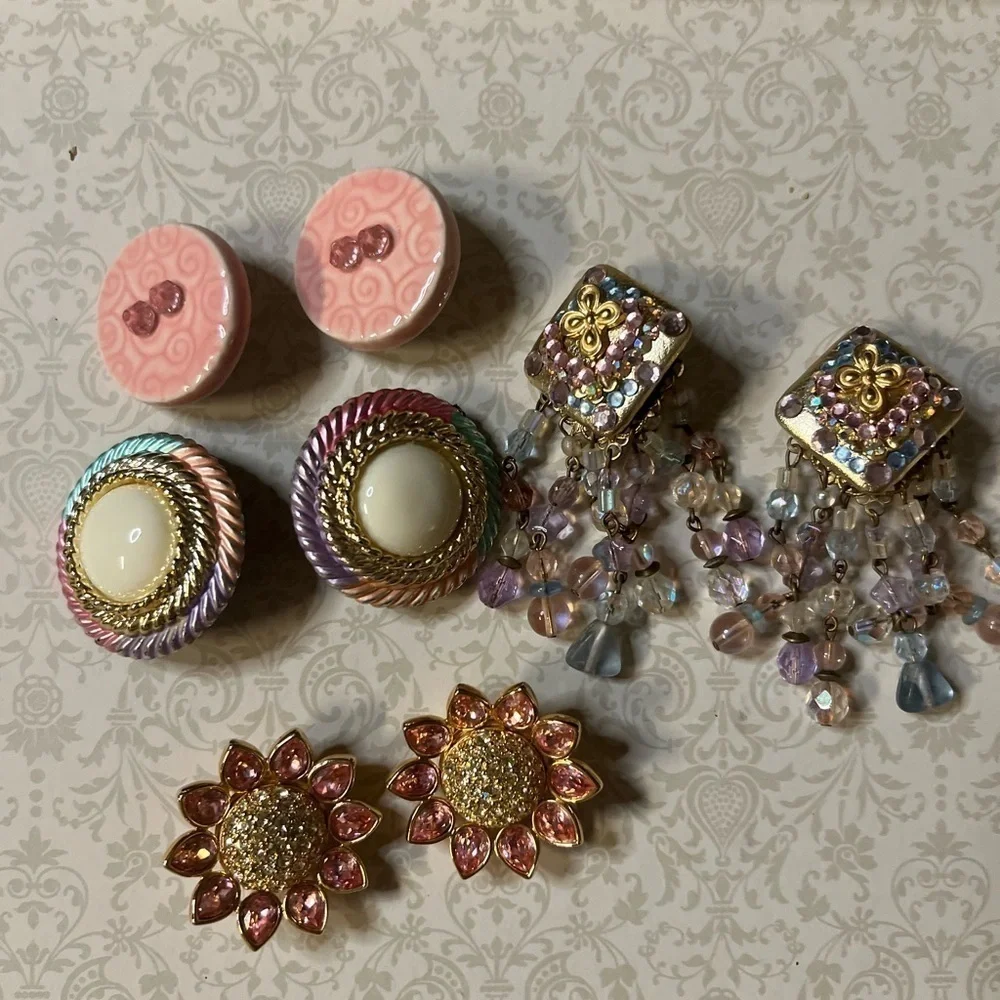 Vintage pastel colored bundle of CLIP ON EARRINGS. EUC!